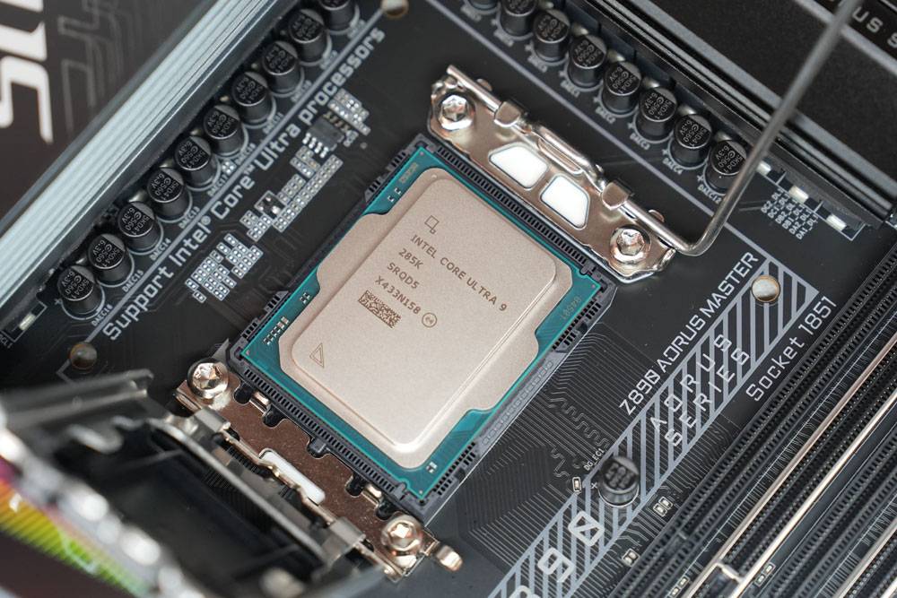 技嘉 Z890 AORUS MASTER 主机板开箱+Intel Core Ultra 9 285K评测分享：超多DIY友善设计且用料扎实效能突出！