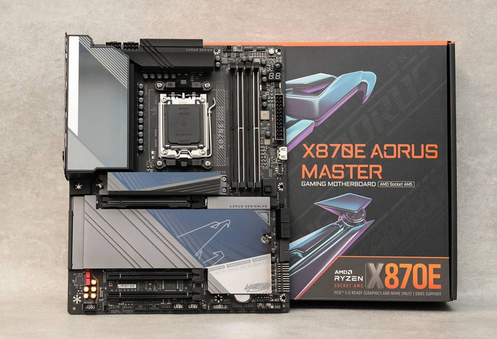 技嘉 X870E AORUS MASTER 主机板开箱评测分享：给你最强战斗力的 AMD 平台