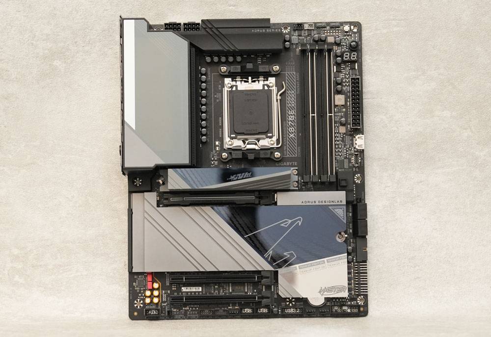 技嘉 X870E AORUS MASTER 主机板开箱评测分享：给你最强战斗力的 AMD 平台