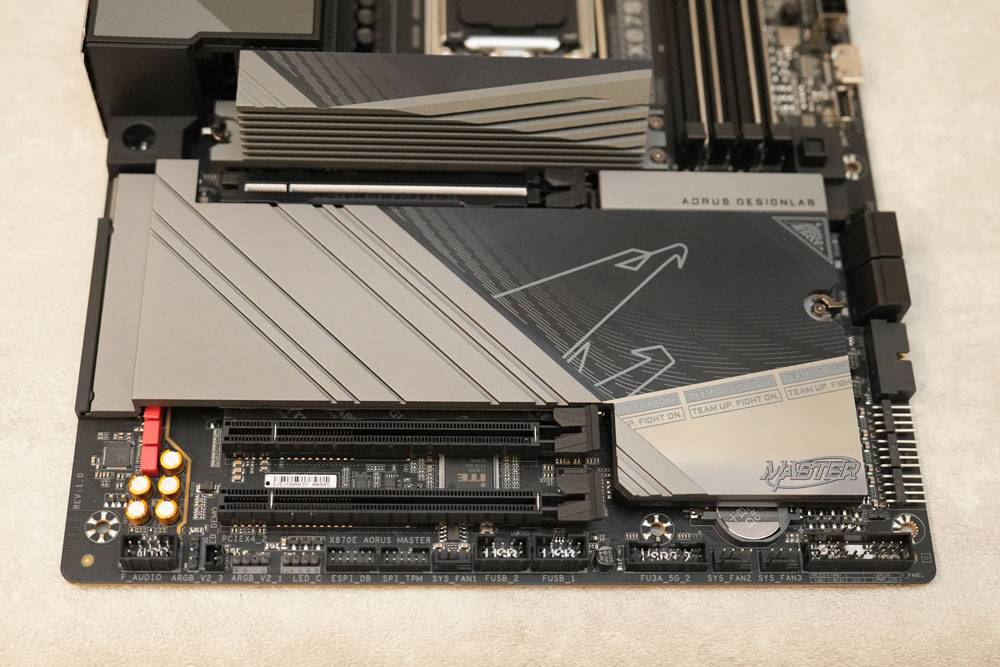 技嘉 X870E AORUS MASTER 主机板开箱评测分享：给你最强战斗力的 AMD 平台