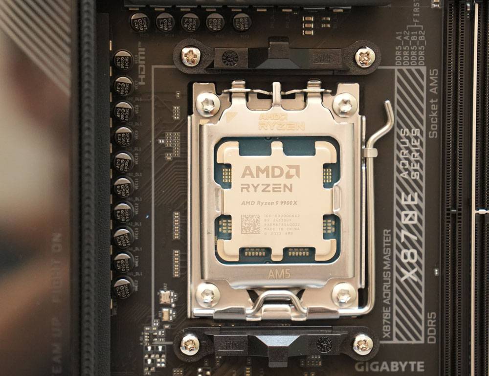 技嘉 X870E AORUS MASTER 主机板开箱评测分享：给你最强战斗力的 AMD 平台